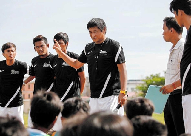 カンボジアの子どもにサッカーを指導する木場昌雄さん（右から３人目）。その熱意をスリランカへも届ける（ＪＤＦＡ提供）