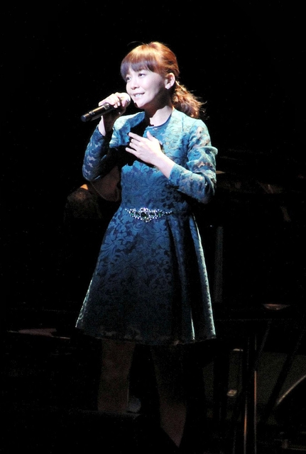 東北の被災地へ思いをはせ、歌声を披露する華原朋美さん＝神戸市中央区御幸通８