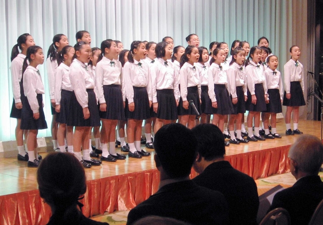 「しあわせ運べるように」を合唱する神戸市立桂木小学校合唱団の児童＝神戸市中央区中山手通４