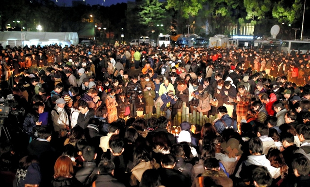 　阪神・淡路大震災から２０年となった１７日、「１・１７のつどい」（神戸市など主催）が営まれた神戸・東遊園地には終日、大勢の人が訪れた。午前５時４６分の式典後は、犠牲者の名が刻まれている「慰霊と復興のモニュメント」を目指す行列が長く延びた。日が落ちても人の波は途切れず、竹灯籠の前は深い祈りに包まれた＝１７日午後５時４６分、神戸市中央区加納町６（撮影・小林良多）