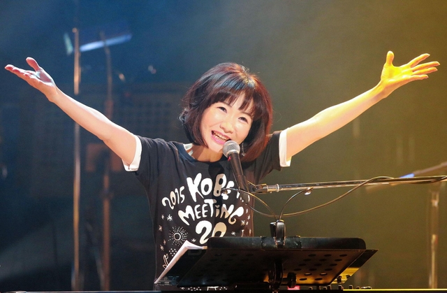 ２０回目の震災復興支援ライブで歌声を響かせる平松愛理さん＝新神戸オリエンタル劇場（撮影・石湯恒介）