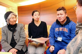 学生とともに斉木久美子さん（左）らと話をする神戸学院大の伊藤亜都子教授（左から２人目）＝神戸市灘区備後町５