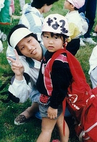 子どものころの銘田さん（右）と母さつきさん（銘田さん提供）