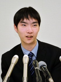 人と人とのつながりの大切さなどを訴えたいという新成人代表の小川和昭さん＝神戸市役所