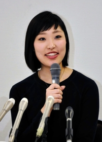 追悼の集いで遺族代表の言葉を述べる銘田奈津紀さん。会見では亡くなった母への思いを語った＝神戸市役所