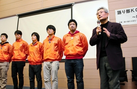 ＤＶＤ初披露の場で、学生たちと制作過程を振り返る崔敏夫さん（右）＝神戸市中央区港島１、神戸学院大学