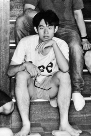 震災前年に「若葉荘」で下宿生らと写る野呂太祐さん。階段のそばに自室があった＝１９９４年７月、西宮市上ケ原五番町（野呂和美さん提供）