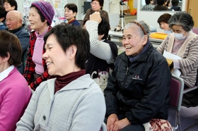 地域の健康教室で笑顔を見せる中原（右から３人目）。この日、初めて準備を手伝い「何だか気分が良くなった」という＝西明石南町１