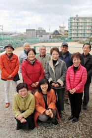 仮設住宅跡に立つ集会所「はなぞの広場」を拠点に要援護者を支援するグループのリーダー「エイトマン」たち＝西明石南町１