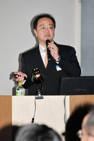 震災当時の阪神電鉄の被災状況を説明する同社電力課長の下木原浩さん＝大阪市福島区