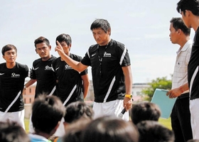 カンボジアの子どもにサッカーを指導する木場昌雄さん（右から３人目）。その熱意をスリランカへも届ける（ＪＤＦＡ提供）