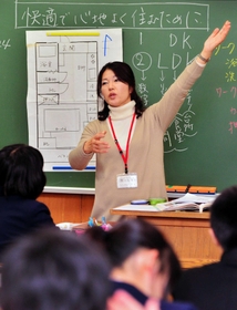 震災で両親を亡くした和氣光代さん。授業で体験を伝えている＝魚崎中（撮影・後藤亮平）