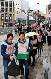 妊婦や身体障害者ら要援護者の避難支援も体験など帰宅困難者対策訓練に参加した人たち＝１５日午前、神戸市中央区三宮町２（撮影・山崎　竜）