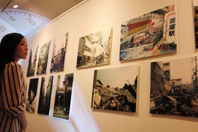 写真展「阪神・淡路大震災を忘れない～ｆｒｏｍ１１７～」を企画した兼平さん＝東京都新宿区、ギャラリー新宿座