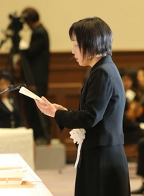 追悼のことばを述べる小河昌江さん＝１７日午後０時１５分、神戸市中央区の兵庫県公館（撮影・峰大二郎）