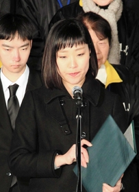 追悼のことばを述べる銘田奈津紀さん＝１７日午前６時８分、神戸市中央区の東遊園地（撮影・斎藤雅志）