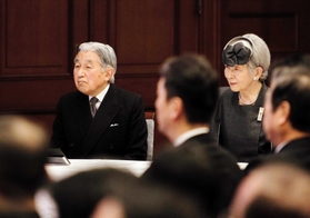 追悼式典に出席された天皇、皇后両陛下＝１７日午後０時５分、神戸市中央区下山手通４、県公館（撮影・三浦拓也）