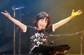 ２０回目の震災復興支援ライブで歌声を響かせる平松愛理さん＝新神戸オリエンタル劇場（撮影・石湯恒介）