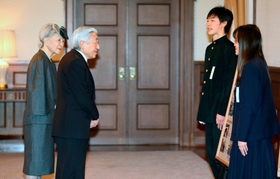 兵庫県立舞子高校環境防災科の大西莉加さん（右端）と成尾春輝さんから被災地での活動について説明を受けられる天皇、皇后両陛下＝県公館（代表撮影）