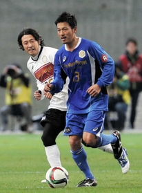 柳沢敦（右）と遠藤彰弘