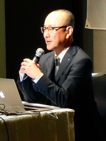講演するフェリシモの矢崎和彦社長＝大阪市北区梅田１、ヒルトン大阪