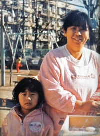 震災で亡くなった高橋ちか子さん（右）と万利恵ちゃん＝１９９５年１月１２日、西宮市春風町の春風公園（高橋昭彦さん提供）