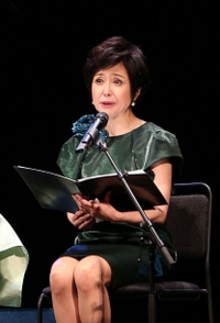 二つの震災を題材にした詩を朗読する竹下景子さん＝兵庫県立芸術文化センター
