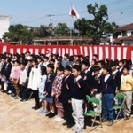 鈴木亮平さんが在籍した小学校は震災後、体育館が使用できず、卒業式は屋外で行われた＝１９９５年３月、西宮市内（提供写真）