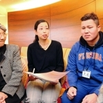 学生とともに斉木久美子さん（左）らと話をする神戸学院大の伊藤亜都子教授（左から２人目）＝神戸市灘区備後町５