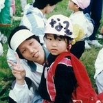 子どものころの銘田さん（右）と母さつきさん（銘田さん提供）