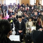 ハンドベルにあわせて黙とうする学生ら＝西宮市上ケ原一番町