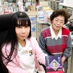 診察室で、完成した本を手にする中條さん（左）と母恵子さん＝大阪府寝屋川市