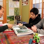こたつを挟んで上野政志さん（左）の話を聞く田中謙太郎さん（右）、吉良崇志さん＝佐用町東徳久