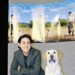 “相棒”の災害救助犬を演じたハローと再会し、笑顔を見せる菅田将暉さん＝東京都渋谷区、ＮＨＫ放送センター