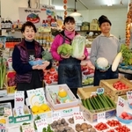 今年もよろしくお願いします－。田中まり子さん（中央）と父勝三さん（右）、母靏子さん（左）＝長田区久保町５（撮影・三浦拓也）