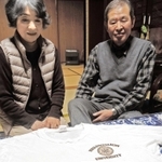兒嶋正晴さんと景子さんは、達彦さんから贈られたライターなどを今も大切にしまっている＝京都府亀岡市本梅町
