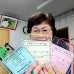 「ボランソルジャー」用（左）や見守り補佐の「頑張るどー」、要援護者用の「助けてやー」と、それぞれがＩＤカードを持つ＝西明石南町１