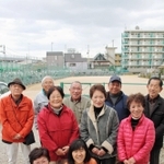仮設住宅跡に立つ集会所「はなぞの広場」を拠点に要援護者を支援するグループのリーダー「エイトマン」たち＝西明石南町１