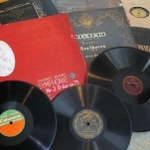 震災で倒壊した家屋から救出されたレコード