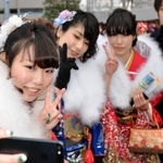 友人たちと記念撮影を楽しむ浦田楓香さん（左端）＝１２日午後、神戸市兵庫区のノエビアスタジアム神戸（撮影・中西幸大）
