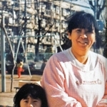 震災で亡くなった高橋ちか子さん（右）と万利恵ちゃん＝１９９５年１月１２日、西宮市春風町の春風公園（高橋昭彦さん提供）