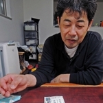 清水純子さんの手紙に「私たち一家にとってのあしながさん」と話す高橋昭彦さん＝西宮市今津水波町
