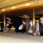 机の下に潜り込むＡＫＢ４８の柏木由紀さん（右から３人目）や久元喜造市長＝神戸市役所（撮影・峰大二郎）