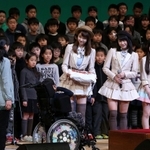 防災イベントでなぎさ小の児童にプレゼントを渡すＡＫＢ４８の柏木由紀さん（左）や横山由依さん（中央）ら＝１５日午後、神戸国際会館（撮影・峰大二郎）