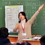 震災で両親を亡くした和氣光代さん。授業で体験を伝えている＝魚崎中（撮影・後藤亮平）