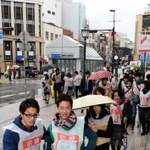 妊婦や身体障害者ら要援護者の避難支援も体験など帰宅困難者対策訓練に参加した人たち＝１５日午前、神戸市中央区三宮町２（撮影・山崎　竜）