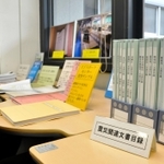 震災関連資料の公開に向け、目録が備えられた市政情報室＝神戸市役所