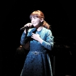 東北の被災地へ思いをはせ、歌声を披露する華原朋美さん＝神戸市中央区御幸通８
