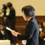 追悼のことばを述べる小河昌江さん＝１７日午後０時１５分、神戸市中央区の兵庫県公館（撮影・峰大二郎）