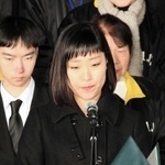 追悼のことばを述べる銘田奈津紀さん＝１７日午前６時８分、神戸市中央区の東遊園地（撮影・斎藤雅志）